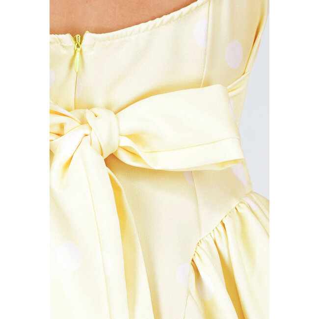 Buttergelbes gepunktetes Kleid mit Stretch und eingearbeiteten Polstern