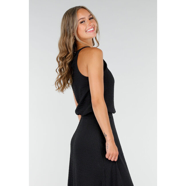 Schwarzes Maxi-Set mit hochgeschnittenem Oberteil und Stretch