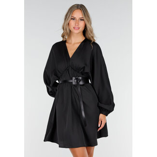 Schwarzes langärmeliges Satinkleid