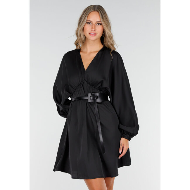 Schwarzes langärmeliges Skaterkleid aus Satin