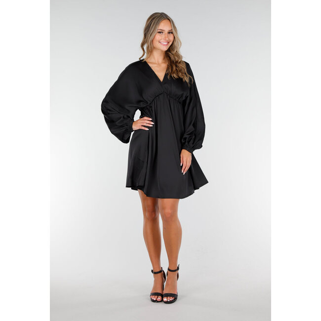 Schwarzes langärmeliges Skaterkleid aus Satin