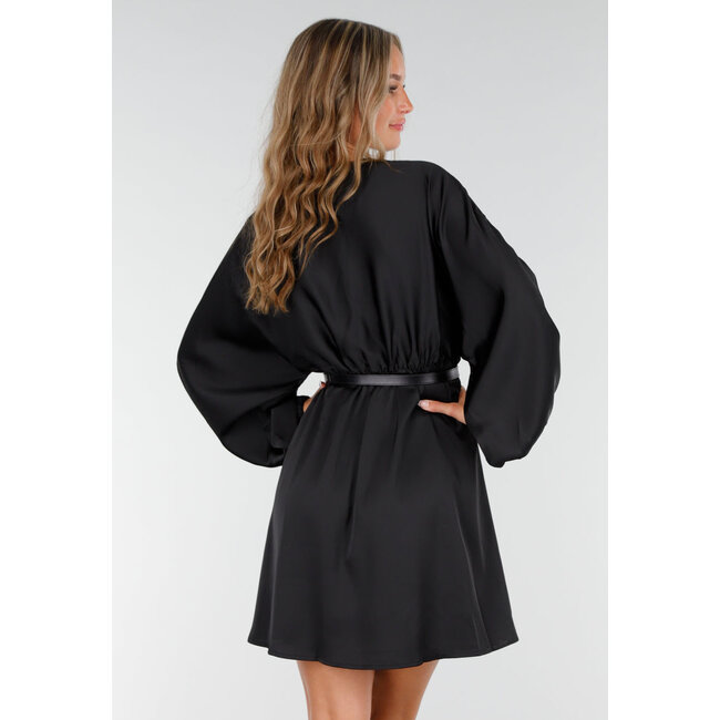 Schwarzes langärmeliges Skaterkleid aus Satin