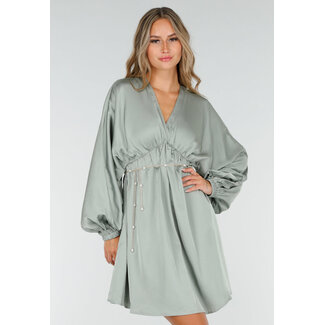 Grünes Satin-Kleid mit Puffärmeln