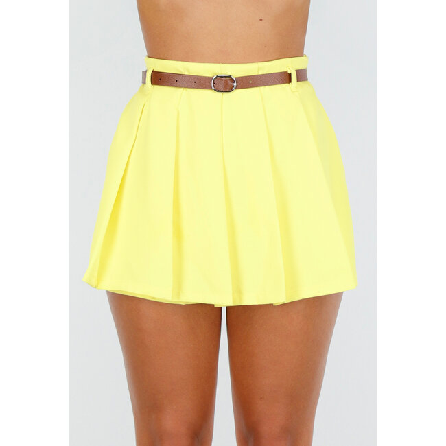 Buttergelber Skort mit Falten und Bund mit Gürtel