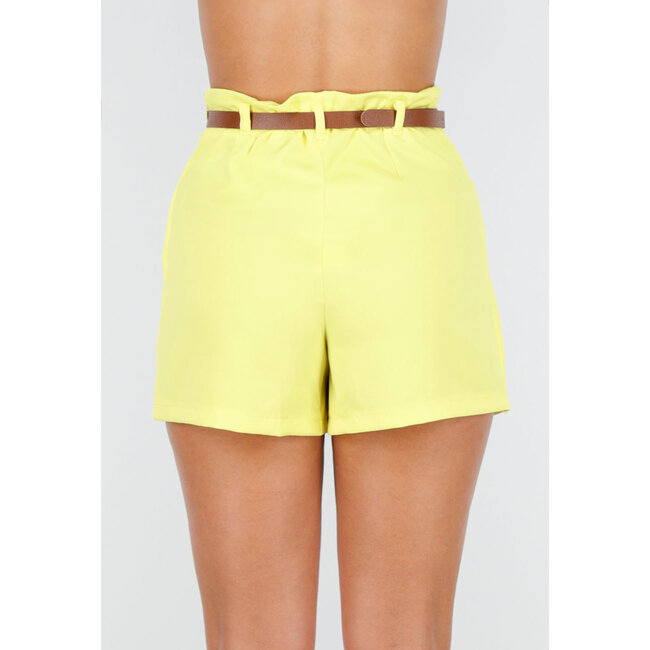 Buttergelber Skort mit Falten und Bund mit Gürtel