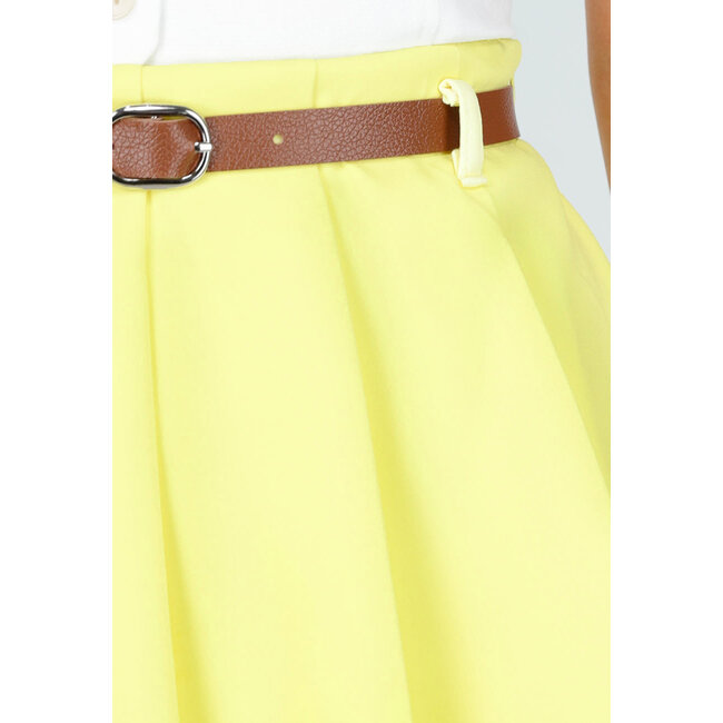Buttergelber Skort mit Falten und Bund mit Gürtel