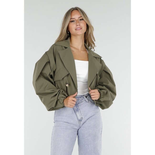 Kurzer Trenchcoat in Armeegrün mit doppelreihigem Verschluss