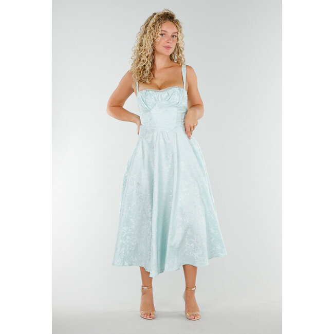 Mintgrünes Midikleid mit breiten Trägern und leicht glänzendem Motiv