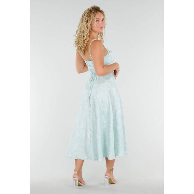 Mintgrünes Midikleid mit breiten Trägern und leicht glänzendem Motiv