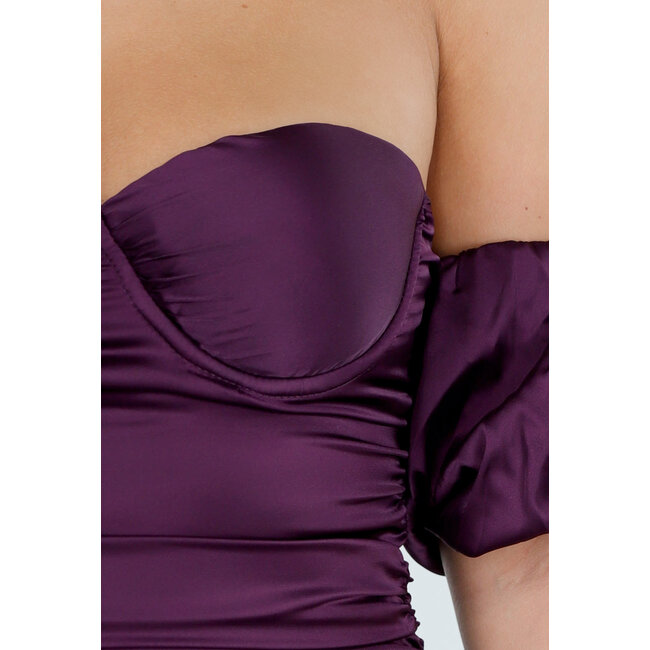 Lila schulterfreies Satin Stretchkleid mit Puffärmeln
