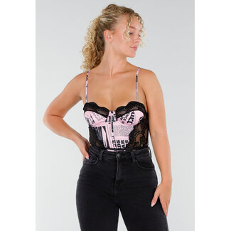 Body mit Zeitungspapier und Spitze