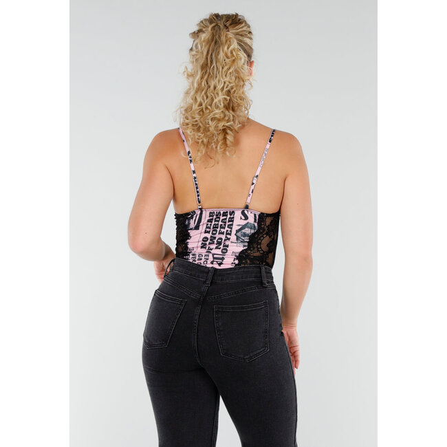 Rosa-schwarzer Body mit Zeitungsdruck und Spitzendetails