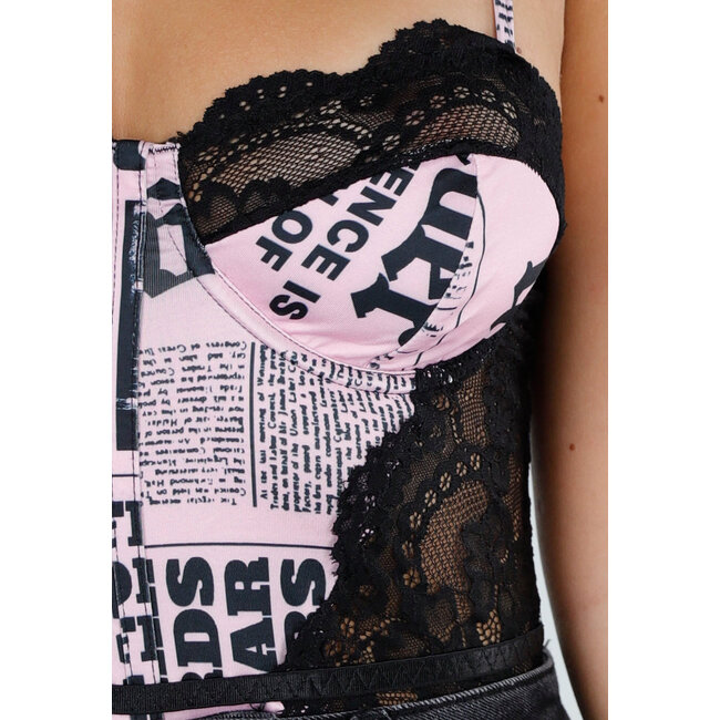 Rosa-schwarzer Body mit Zeitungsdruck und Spitzendetails