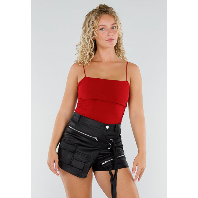 Rotes Stretch-Top mit Pads und Spaghetti-Trägern