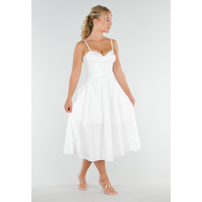 Weißes Midikleid mit Korsett-Oberteil und Häkelfransen