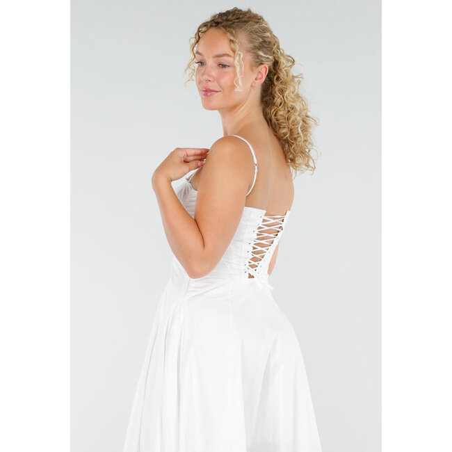 Weißes Midikleid mit Korsett-Oberteil und Häkelfransen