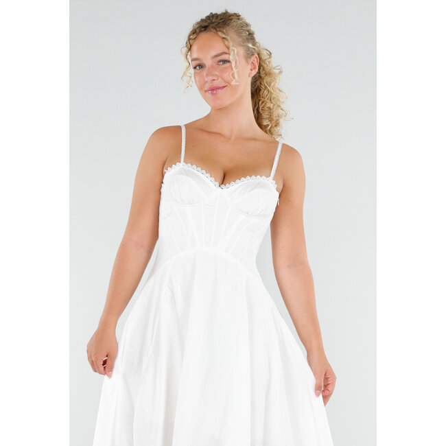 Weißes Midikleid mit Korsett-Oberteil und Häkelfransen