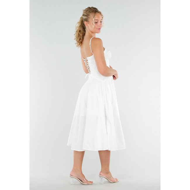 Weißes Midikleid mit Korsett-Oberteil und Häkelfransen