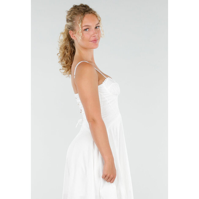 Weißes Midikleid mit Korsett-Oberteil und Häkelfransen