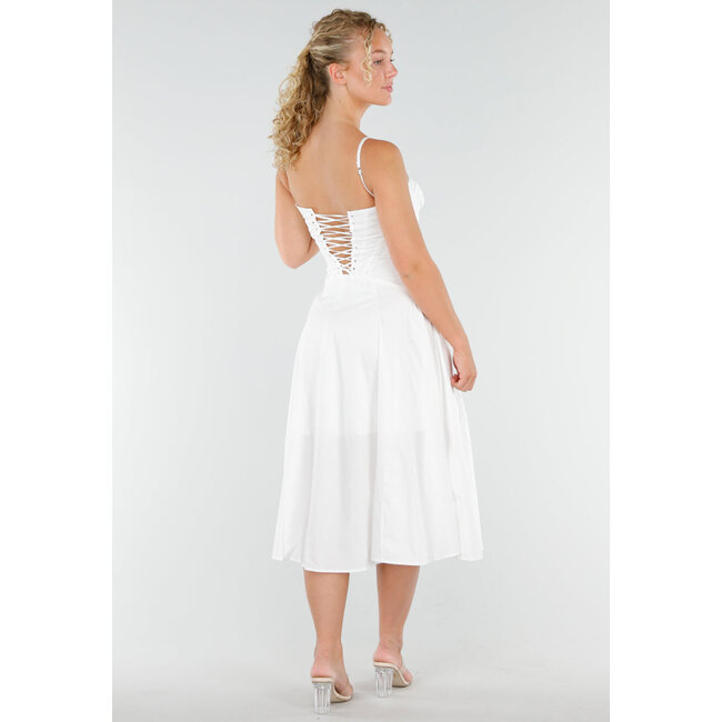 Weißes Midikleid mit Korsett-Oberteil und Häkelfransen