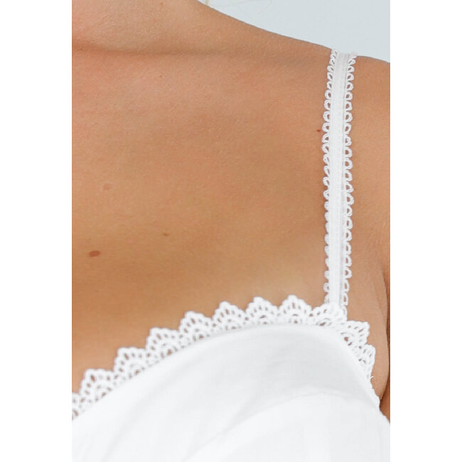 Weißes Midikleid mit Korsett-Oberteil und Häkelfransen