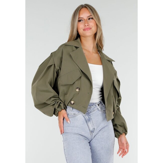 Kurzer Trenchcoat in Armeegrün mit doppelreihigem Verschluss