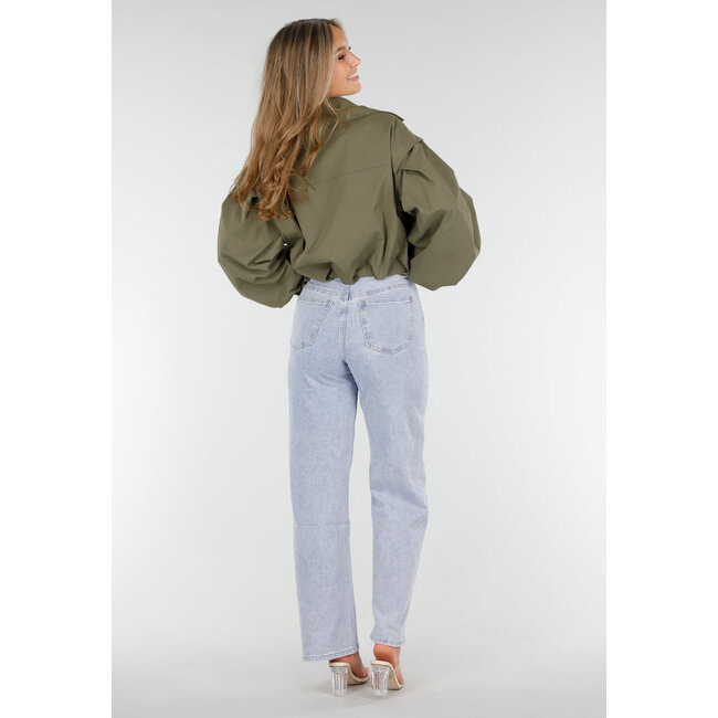 Kurzer Trenchcoat in Armeegrün mit doppelreihigem Verschluss