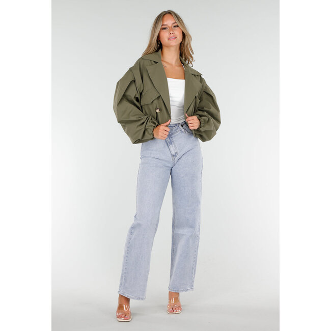 Kurzer Trenchcoat in Armeegrün mit doppelreihigem Verschluss