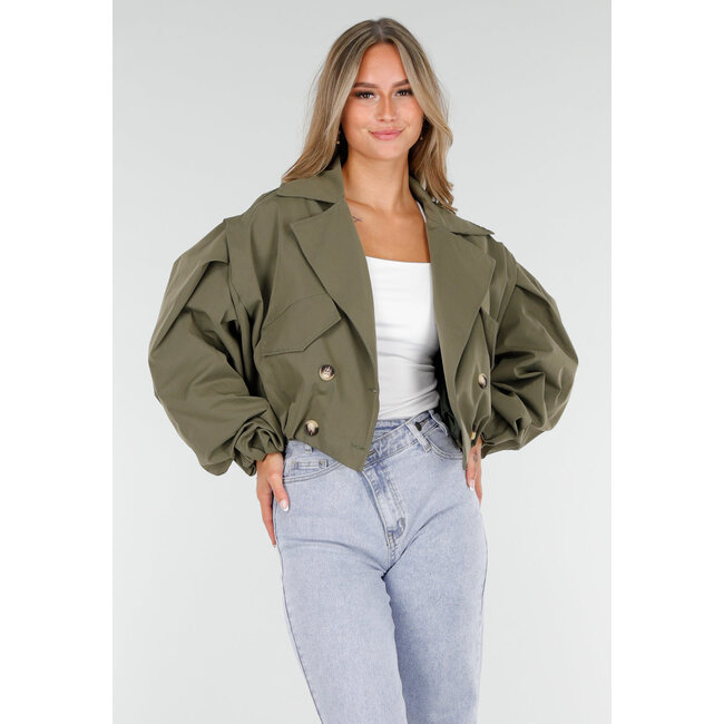 Kurzer Trenchcoat in Armeegrün mit doppelreihigem Verschluss