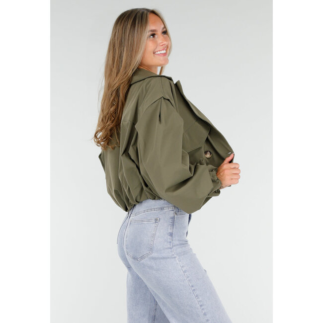 Kurzer Trenchcoat in Armeegrün mit doppelreihigem Verschluss