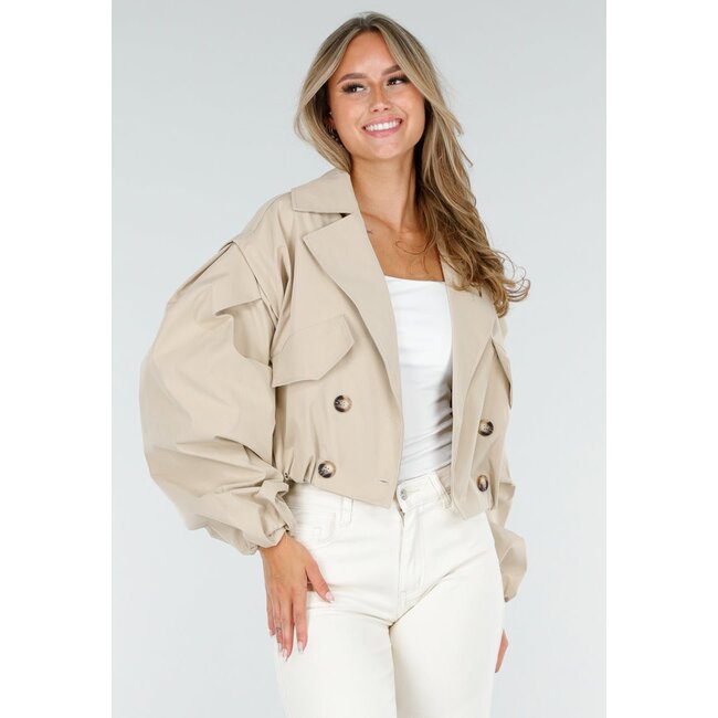 Kurzer Trenchcoat in Beige mit Puffärmeln und Knöpfen
