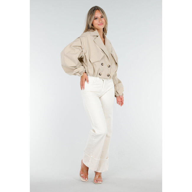 Kurzer Trenchcoat in Beige mit Puffärmeln und Knöpfen