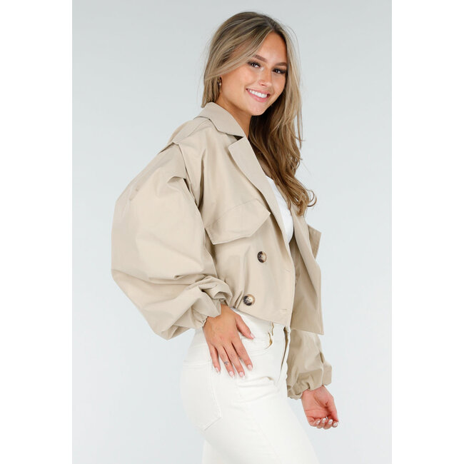 Kurzer Trenchcoat in Beige mit Puffärmeln und Knöpfen