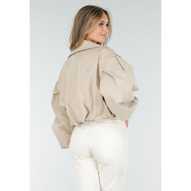 Kurzer Trenchcoat in Beige mit Puffärmeln und Knöpfen
