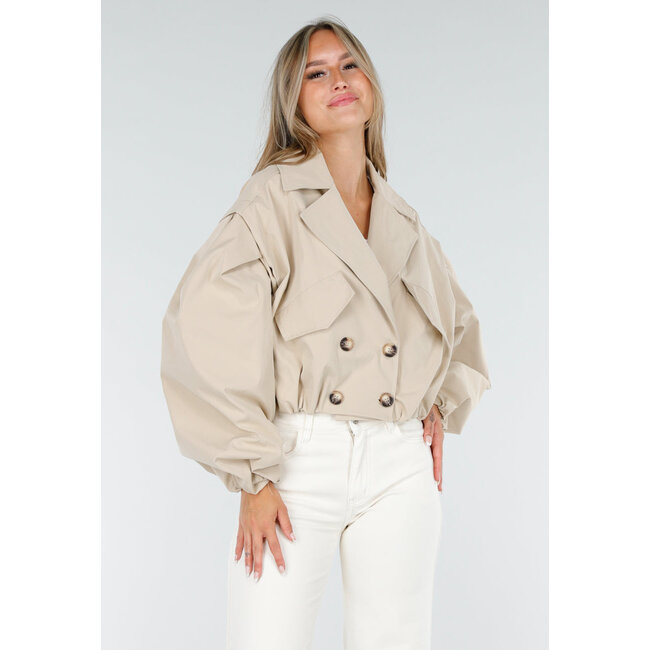 Kurzer Trenchcoat in Beige mit Puffärmeln und Knöpfen