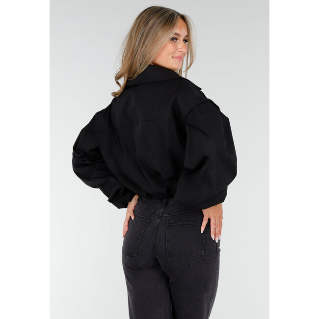 Kurzer Trenchcoat in Schwarz mit Puffärmeln und Knöpfen