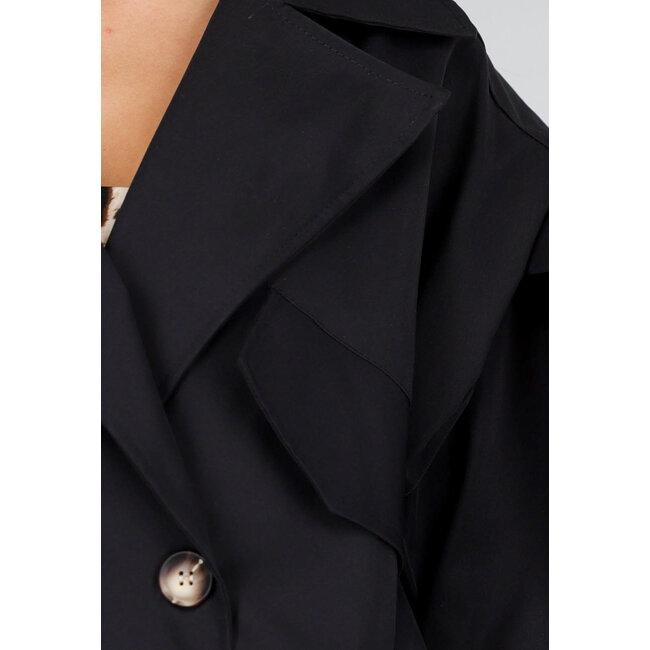Kurzer Trenchcoat in Schwarz mit Puffärmeln und Knöpfen