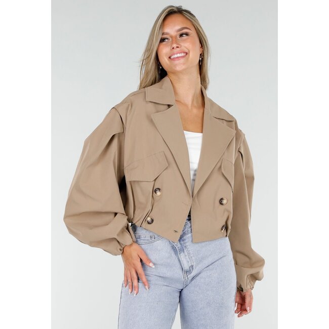 Kurzer Trenchcoat in Camel mit Puffärmeln und Knöpfen
