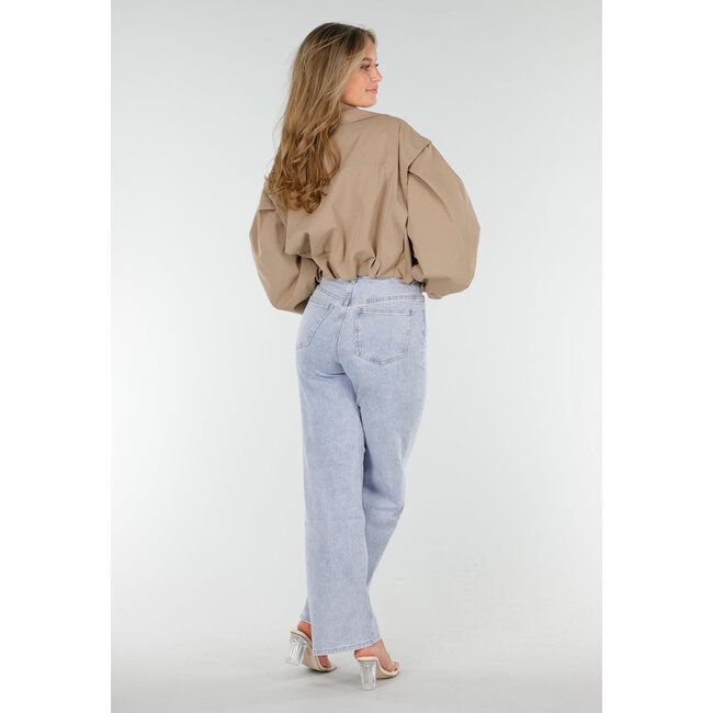 Kurzer Trenchcoat in Camel mit Puffärmeln und Knöpfen