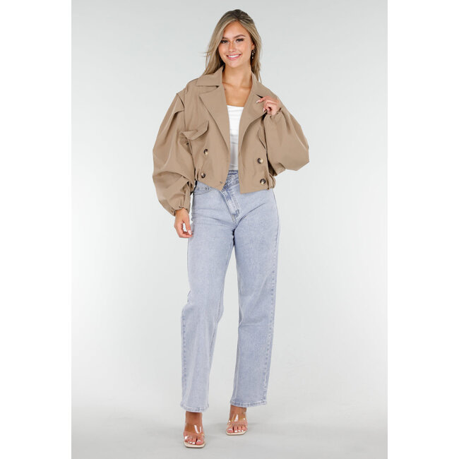 Kurzer Trenchcoat in Camel mit Puffärmeln und Knöpfen