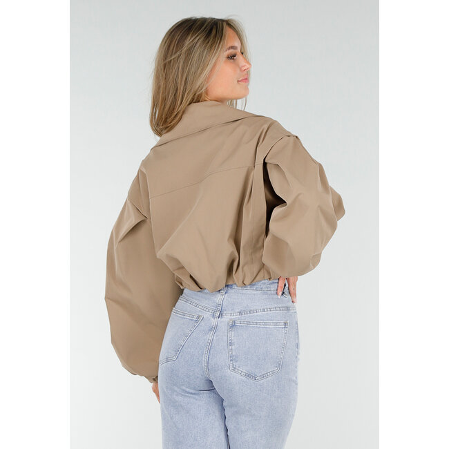 Kurzer Trenchcoat in Camel mit Puffärmeln und Knöpfen