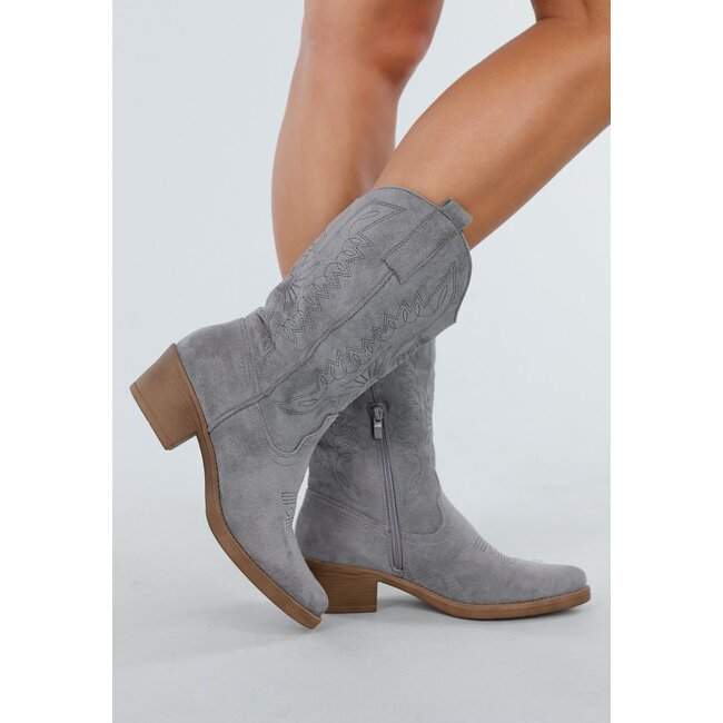 Graue Cowboystiefel in Wildlederoptik mit Ziernähten