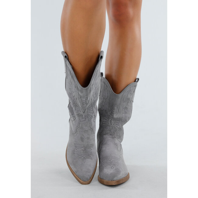 Graue Cowboystiefel in Wildlederoptik mit Ziernähten