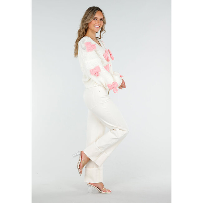 Gestrickte Strickjacke in Creme mit rosa Schleifen