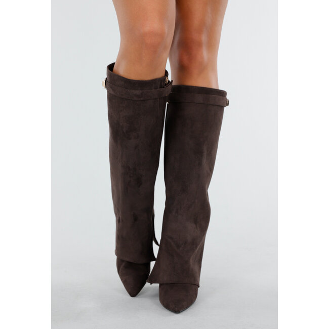 Dunkelbraune überlappende Stiefel mit spitzer Nase in Wildlederoptik