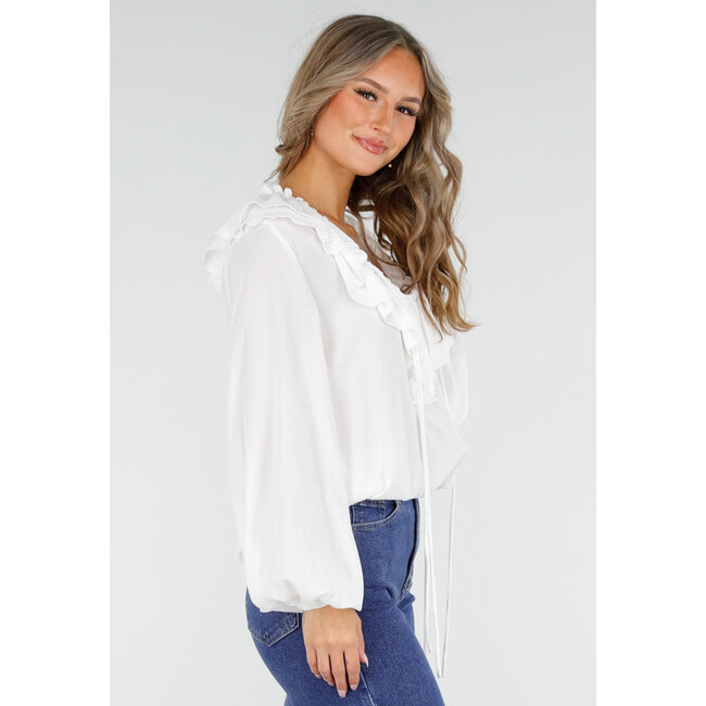 Weiße Bluse mit Rüschen und Schnürung am Hals