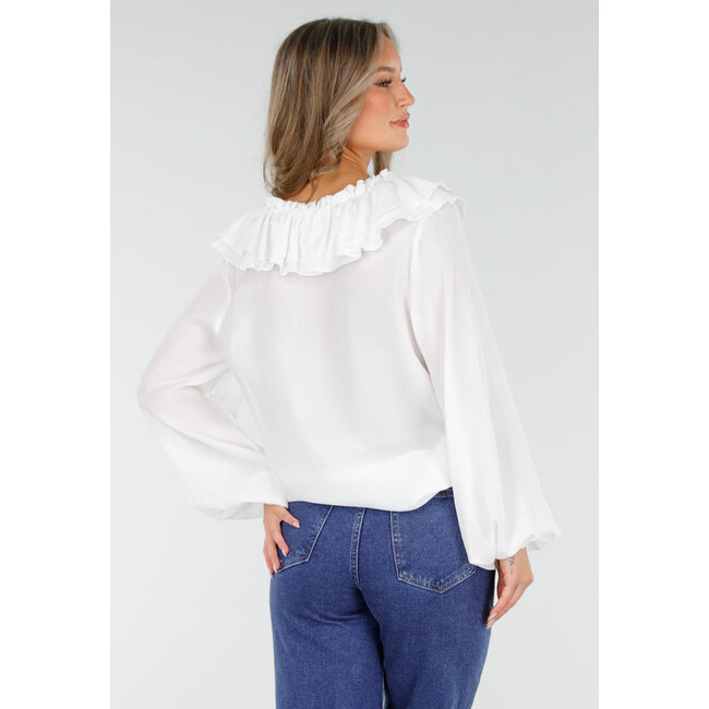 Weiße Bluse mit Rüschen und Schnürung am Hals