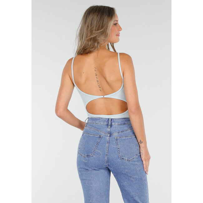 Hellblauer Bodysuit mit Spaghetti-Trägern und Pads