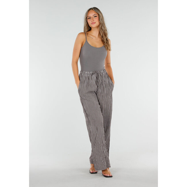 Grauer Bodysuit mit Spaghetti-Trägern und Pads