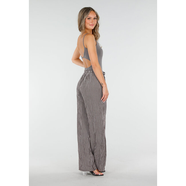 Grauer Bodysuit mit Spaghetti-Trägern und Pads